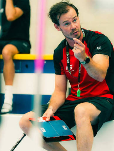 Oscar Lundin talking through a plan with his team