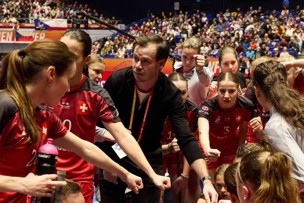 Oscar Lundin leading a team huddle during an international championship